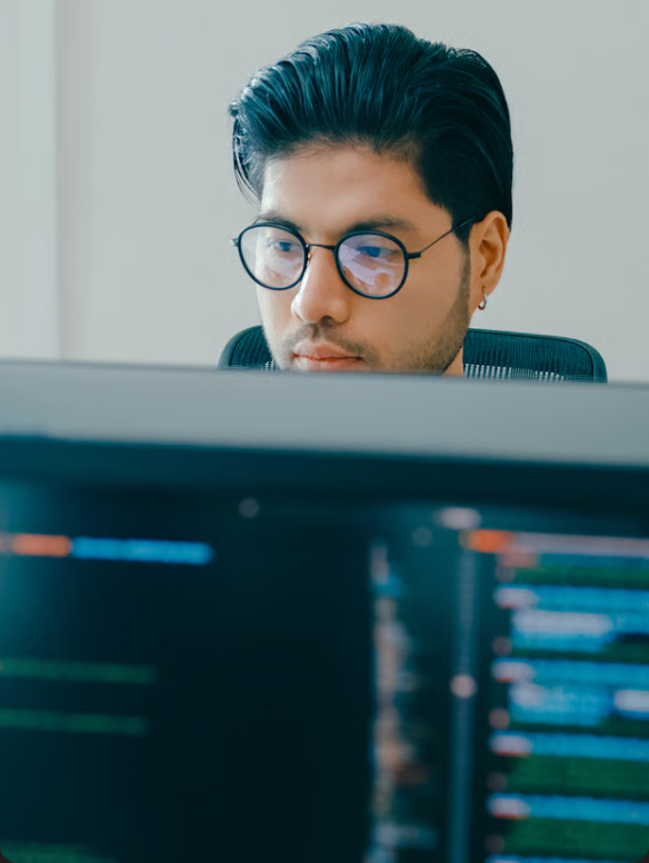 Expert en cybersécurité devant ses écrans