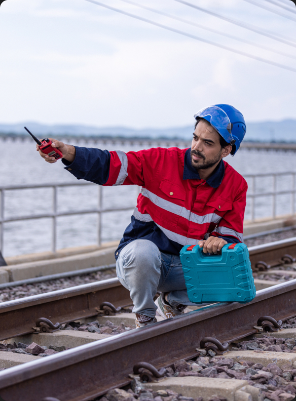 Technicien ferroviaire sur une voie