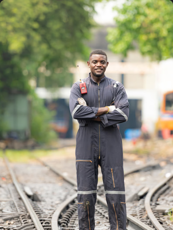 Ingénieur en combinaison sur un site ferroviaire
